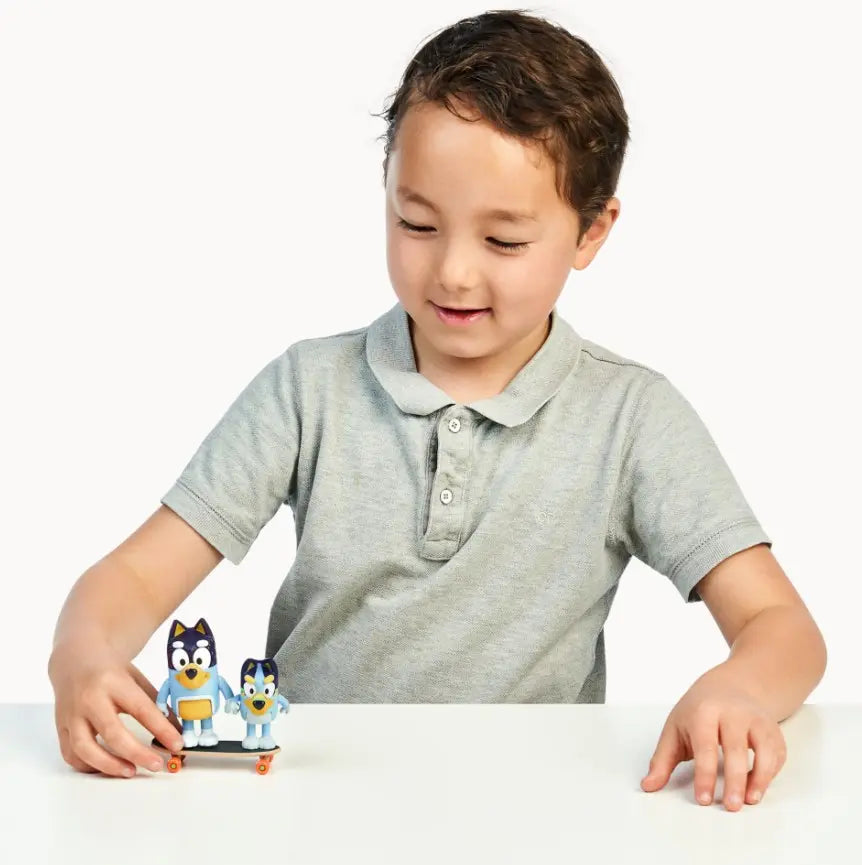 Bluey figurki 2-pak jazda na deskorolce