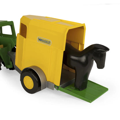 Farmer traktor z przyczepą na konia