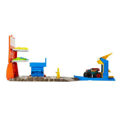 Hot wheels monster trucks demolka na stacji zestaw