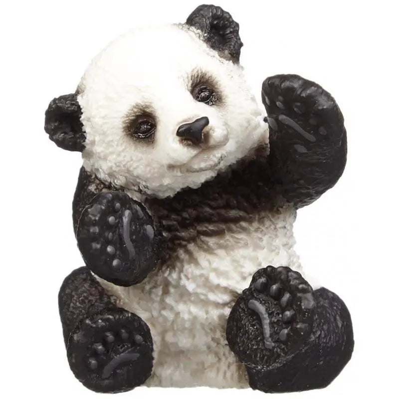 Mała bawiąca się panda