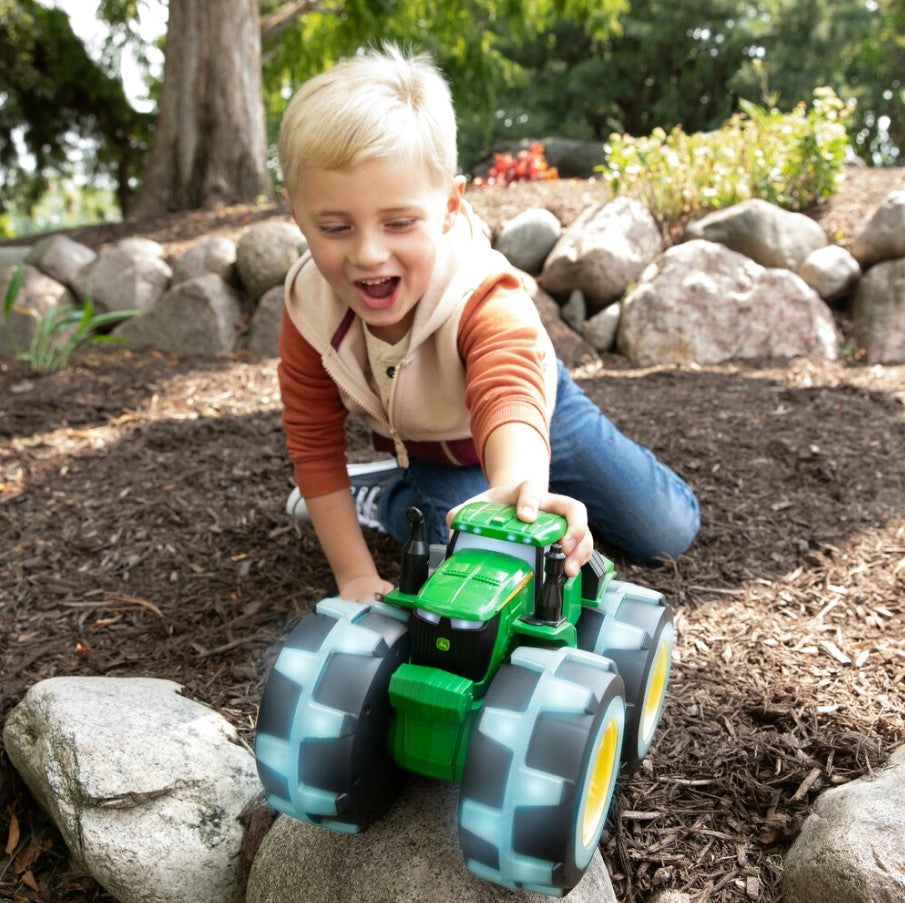 TOMY Traktor John Deere Mega świecące opony 46644