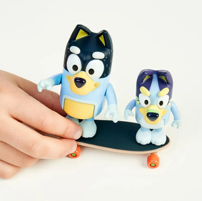 Bluey figurki 2-pak jazda na deskorolce