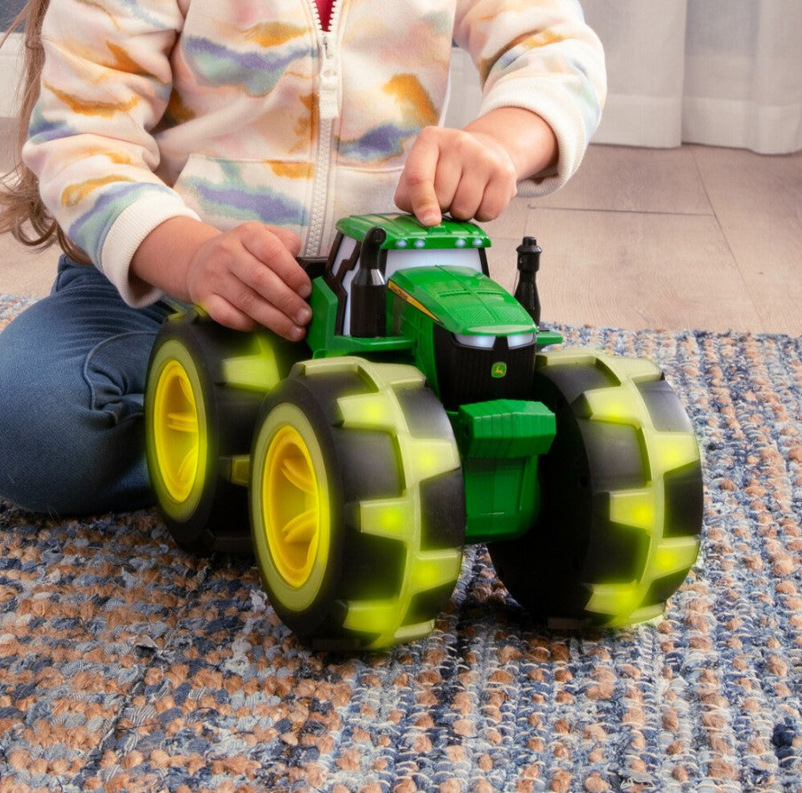 TOMY Traktor John Deere Mega świecące opony 46644