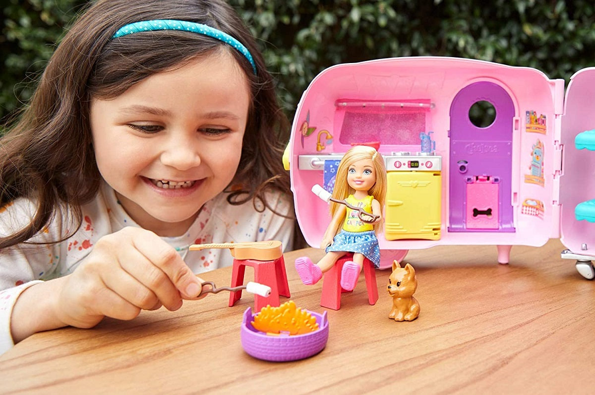Barbie Chelsea z przyczepą kempingową FXG90