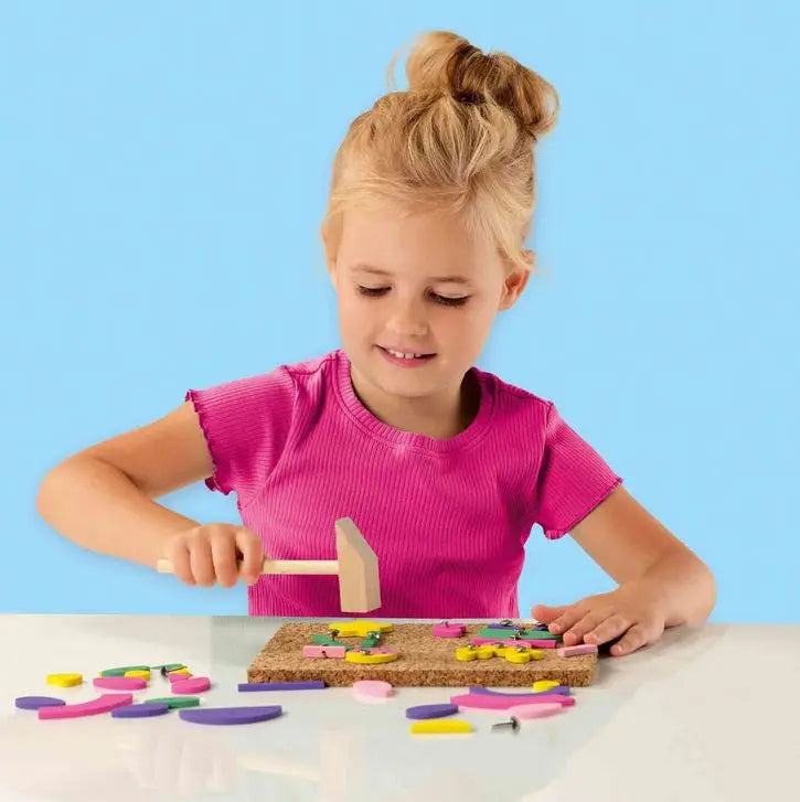 Tablica korkowa z młotkiem