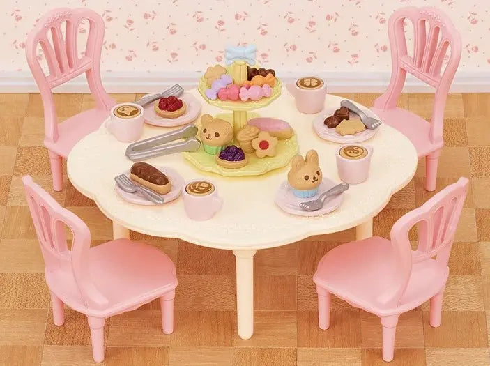 Sylvanian Families stół, krzesła i mnóstwo słodkości