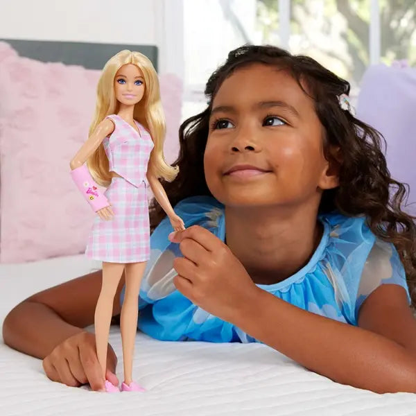 Barbie Fashionistas lalka z gipsem na ręce