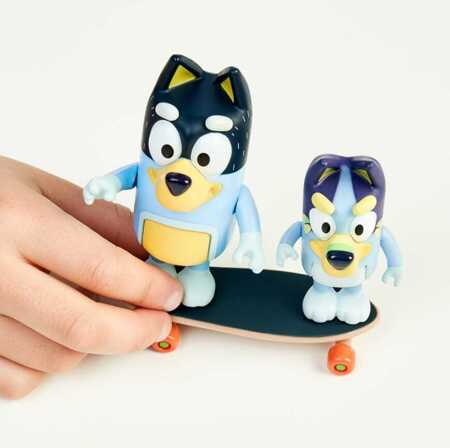 Bluey figurki 2-pak jazda na deskorolce BLU13042